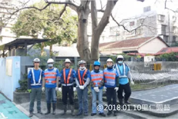 里仁園藝綠化班成員於加羅林魚木前合影,修剪前團隊集合