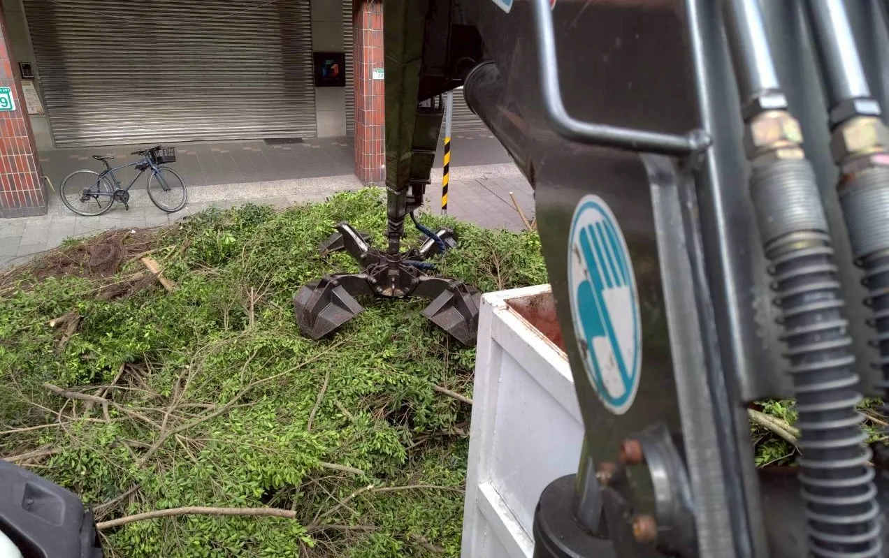 怡仁生態景觀自有夾子車現場夾取修剪殘枝,高效清運不假外力