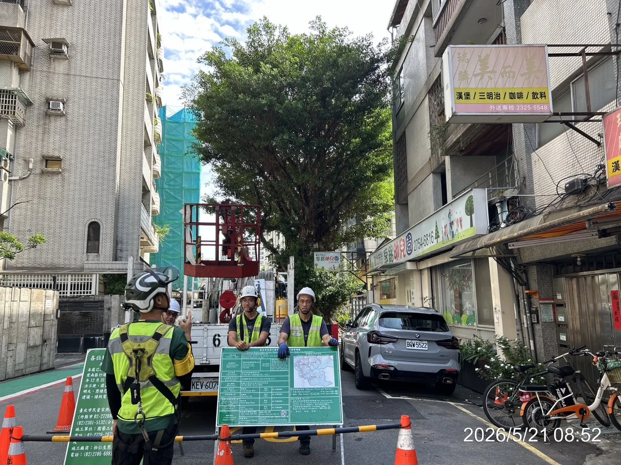 怡仁生態景觀在台北市狹窄巷弄中操作高空作業車,展示都市社區修樹實力